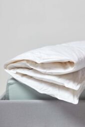 Homescapes Luxury White Duck Down 9 Tog Duvet - Size: Single - thumbnail 2