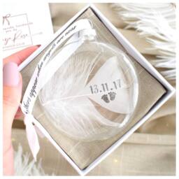 Amaya Rose Ltd Personalised In Memory of Feather Round Christmas Bauble Gift Boxed in Clear - thumbnail 1