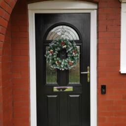 Samuel Alexander 40cm Snow Tips Christmas Door Wreath for Indoor / Outdoor in Green - thumbnail 4