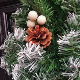 Samuel Alexander 40cm Snow Tips Christmas Door Wreath for Indoor / Outdoor in Green - thumbnail 6