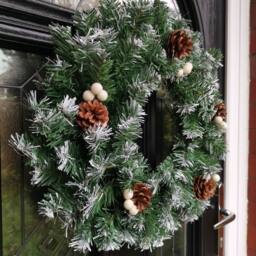 Samuel Alexander 40cm Snow Tips Christmas Door Wreath for Indoor / Outdoor in Green - thumbnail 5