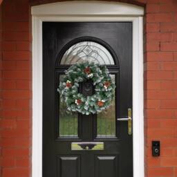 Samuel Alexander 40cm Snow Tips Christmas Door Wreath for Indoor / Outdoor in Green - thumbnail 3