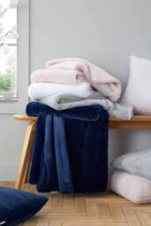 Catherine Lansfield 'Cosy Glamour Fur' Blanket Throw in Silver - Size: 130 cm x 170 cm - thumbnail 5