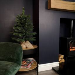 Samuel Alexander 60cm Mini Richmond Christmas Tree in a Burlap Base with 72 Tips in Green - thumbnail 5