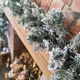 Samuel Alexander 2.7m (9ft) Luxury Imperial Green Snowflocked Christmas Garland - thumbnail 5