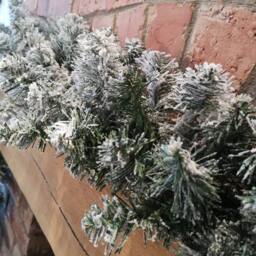 Samuel Alexander 2.7m (9ft) Luxury Imperial Green Snowflocked Christmas Garland - thumbnail 4
