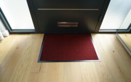 Desire Rugs Non Slip Dirt Trapper Rubber Edged PVC Barrier Door Entrance Mats in Red - Size: 90 cm x 120 cm - thumbnail 4