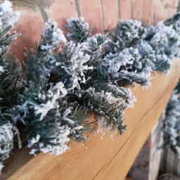 Samuel Alexander 9ft (2.7m) Christmas Snow Flocked Woodcote Fir Garland in Green - thumbnail 3