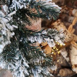 Samuel Alexander 9ft (2.7m) Christmas Snow Flocked Woodcote Fir Garland in Green - thumbnail 4