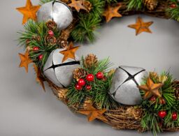 Shatchi 40cm Bells Starsand Pine Green Christmas Wreath in Silver - thumbnail 5
