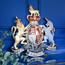 Madison & Mayfair Regal Heritage: Antique Large Coat of Arms Wall Plaque in Gold - thumbnail 2