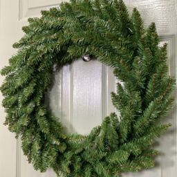 Samuel Alexander 60cm Plain Green Christmas Wreath with 160 Bullet Tips - thumbnail 3