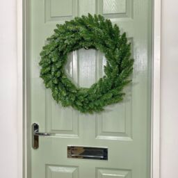 Samuel Alexander 60cm Plain Green Christmas Wreath with 160 Bullet Tips - thumbnail 4