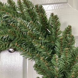 Samuel Alexander 60cm Plain Green Christmas Wreath with 160 Bullet Tips - thumbnail 5