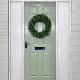 Samuel Alexander 60cm Plain Green Christmas Wreath with 160 Bullet Tips - thumbnail 2