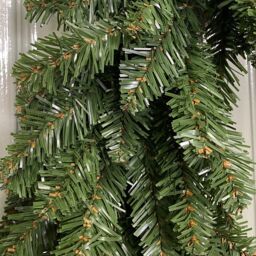 Samuel Alexander 60cm Plain Green Christmas Wreath with 160 Bullet Tips - thumbnail 6