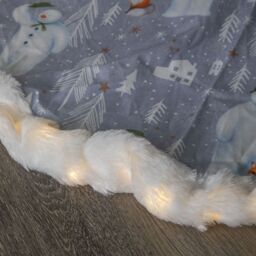 Samuel Alexander 90cm USB Powered Light up The Snowman Fabric Christmas Tree Skirt with LEDs in Grey - thumbnail 4