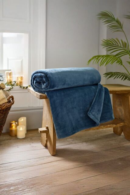 The Lyndon Company Coco Luxury Extra Large Thick Warm Supersoft Cozy Throw 140x180cm in Navy - Size: 140 cm x 180 cm - image 1