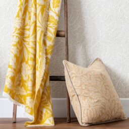 Morris & Co Acorn Tonal Jacquard Throw in Gold - Size: 130 cm x 170 cm - thumbnail 7