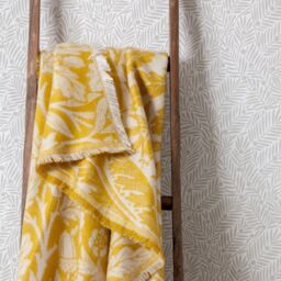 Morris & Co Acorn Tonal Jacquard Throw in Gold - Size: 130 cm x 170 cm - thumbnail 5