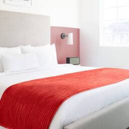 New Edge Blinds Dahlia Fleece Throw in Red - Size: 140 cm x 180 cm - thumbnail 2