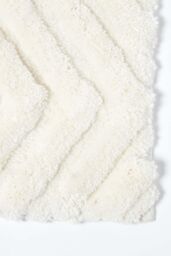 Homescapes Super Absorbent Ikat Pattern Bath Mat in White - thumbnail 2