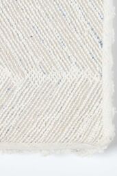Homescapes Super Absorbent Ikat Pattern Bath Mat in White - thumbnail 4