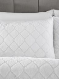 Catherine Lansfield 'Cosy Diamond' Soft & Warm Faux Fur Fleece Duvet Cover Set in White - Size: Super King - thumbnail 2