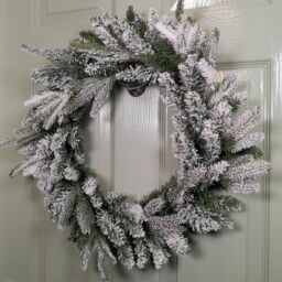 Samuel Alexander 45cm Snow Flocked Wreath 84 Mixed PE/PVC Tips in Green - thumbnail 3