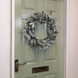 Samuel Alexander 45cm Snow Flocked Wreath 84 Mixed PE/PVC Tips in Green - thumbnail 6