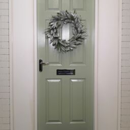 Samuel Alexander 45cm Snow Flocked Wreath 84 Mixed PE/PVC Tips in Green - thumbnail 2