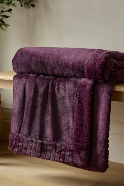 Catherine Lansfield 'Velvet & Faux Fur' Throw in Plum - Size: 150 cm x 200 cm - image 1