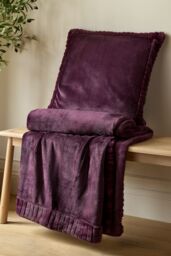 Catherine Lansfield 'Velvet & Faux Fur' Throw in Plum - Size: 150 cm x 200 cm - thumbnail 3