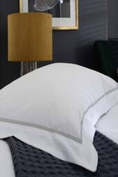 The Lyndon Company Boutique Hotel Hampstead 200 Thread Count Cotton Duvet Cover Set in Silver - Size: Single - thumbnail 3