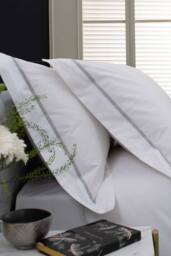 The Lyndon Company Boutique Hotel Hampstead 200 Thread Count Cotton Duvet Cover Set in Silver - Size: Single - thumbnail 4