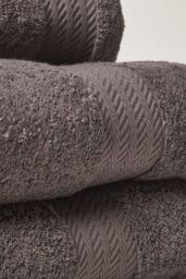 Homescapes Combed Egyptian Cotton 4 Piece Towel Bale 500 GSM in Grey - thumbnail 3
