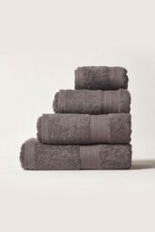 Homescapes Combed Egyptian Cotton 4 Piece Towel Bale 500 GSM in Grey - thumbnail 2