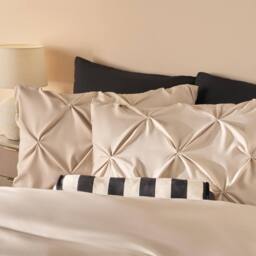 OHS Pintuck Bedding Set Microfibre Pinch Pleat Duvet Cover with Pillowcase in Natural - Size: King - thumbnail 3