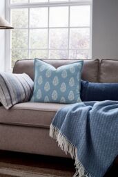 Murmur 'Cara' Wool Throw in Blue - Size: 130 cm x 170 cm - thumbnail 2