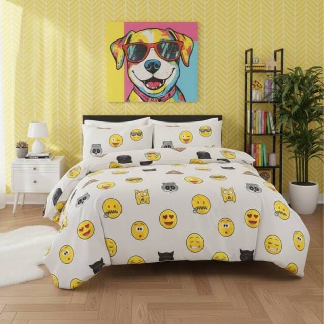 Snug City Emoji Print Duvet Cover Set Cool Playful Bedding with Pillowcases in White - Size: Double - image 1