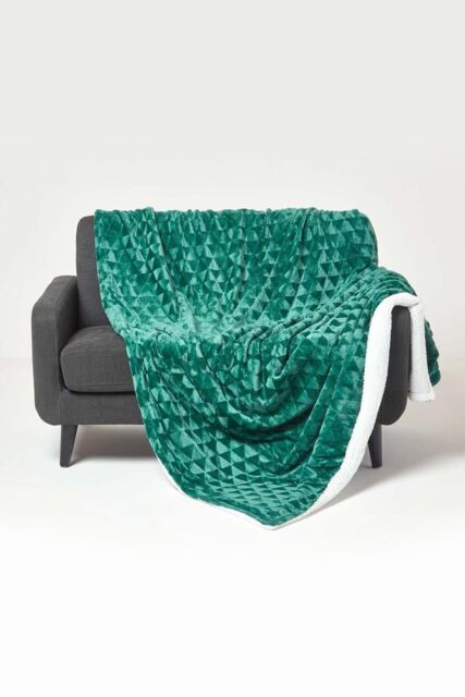 Homescapes Geometric Triangle Velvet Throw in Emerald - Size: 160 cm x 200 cm - image 1