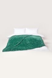 Homescapes Geometric Triangle Velvet Throw in Emerald - Size: 160 cm x 200 cm - thumbnail 3