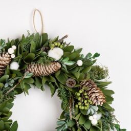 Scottish Everlastings Ltd 38cm Faux Cotton Ball Wood Shaven Wreath in White - thumbnail 3