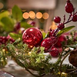 Dibor Berries & Baubles Pre-Lit Table Decor Christmas Garland 150cm in Green - Size: Large - thumbnail 5
