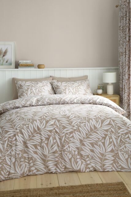 Catherine Lansfield 'Sorrel Leaf' Reversible Duvet Cover Set in Natural - Size: Single - image 1