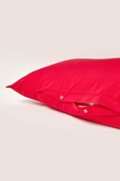 Homescapes Egyptian Cotton V Shaped Pillowcase 200 TC in Red - thumbnail 4
