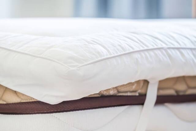 The Linen Consultancy 'TLC 5 Star Hotel Concept' Softened Duck Feather 5cm Mattress Topper in White - Size: Double - image 1