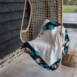 Benjamin Tate Design Watercolour Blue Leaf Frame Blanket in Natural - Size: 120 cm x 150 cm - thumbnail 4