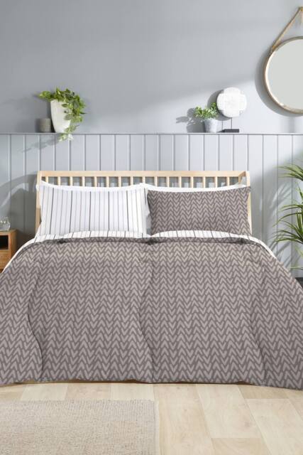 Slumberdown Coverless Comfort Abstract 10.5 Tog Reversible Duvet & 2 Pillowcases - Size: Single - image 1