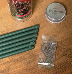 Samuel Alexander 25g Snowberry Pine Scented Christmas Scentsicles with 6 Hanging Hooks in Green - thumbnail 3